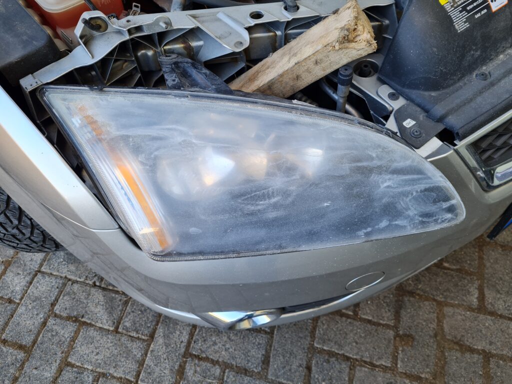 Scheinwerfer rechts während dem Polieren